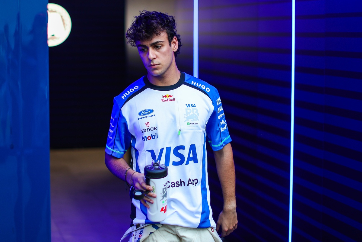 Arvid Lindblad se disculpa con Liam Lawson tras colisión en el Gran Premio de Azerbaiyán