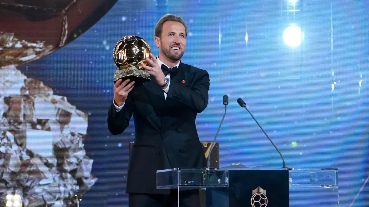 Harry Kane celebra la obtención de su primer Balón de Oro en Londres