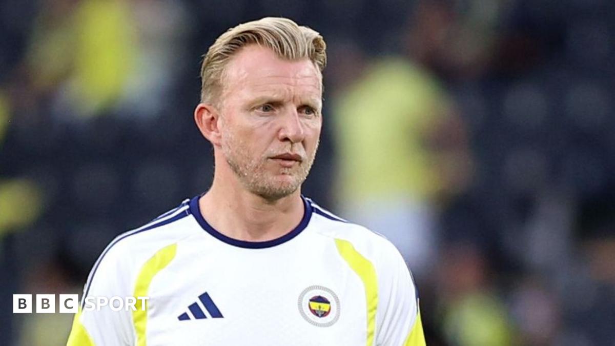 Dirk Kuyt asume el banquillo del Fenerbahce antes de encarar al Liverpool en Champions