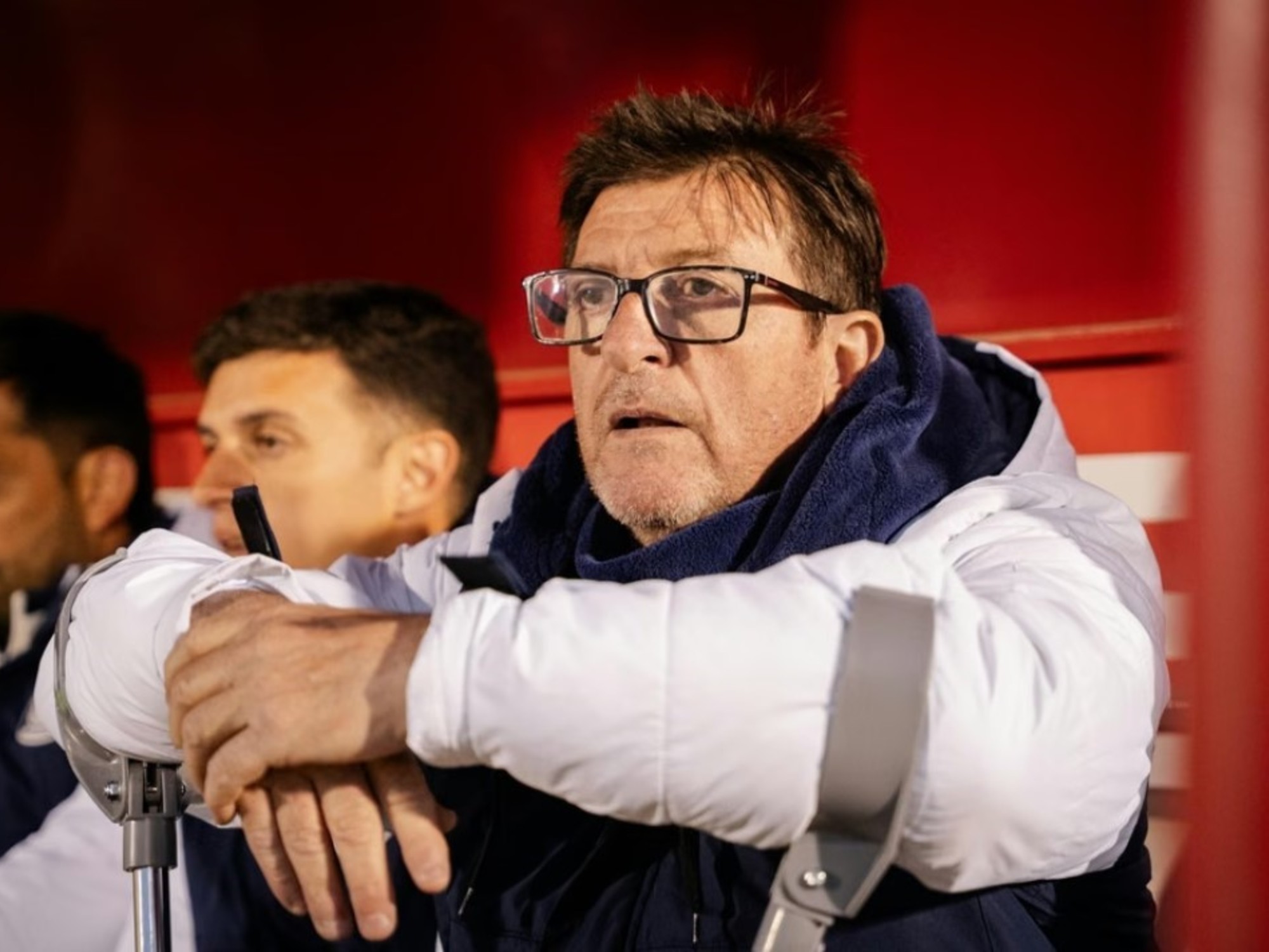 Alfredo Berti comparece con una herida en la frente tras la caída de su equipo