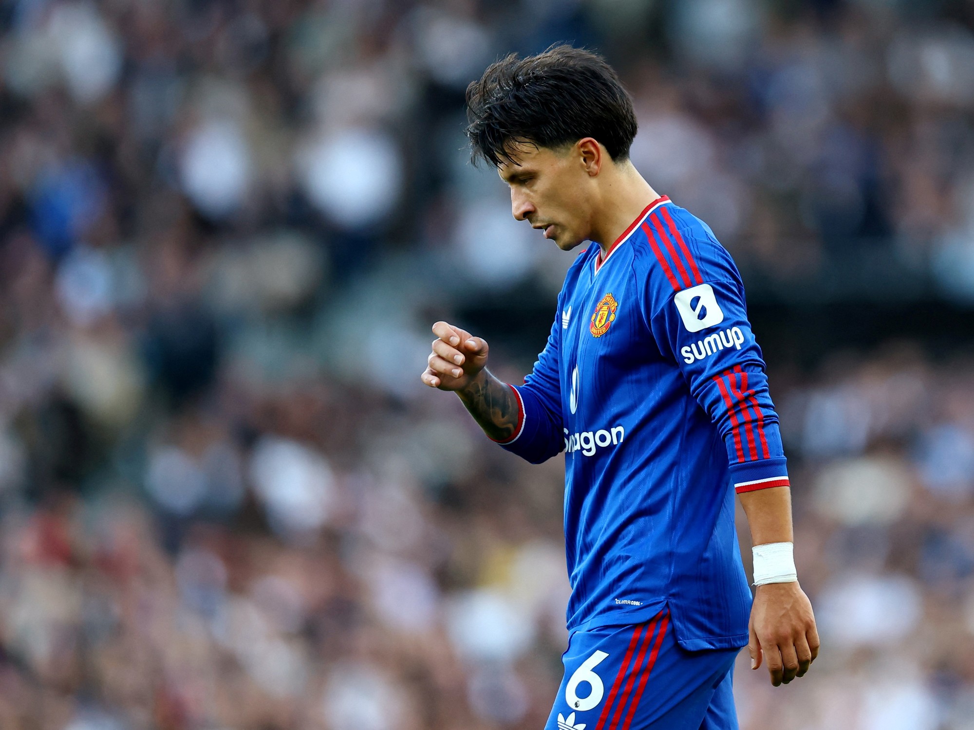 Barcelona y Atlético de Madrid siguen de cerca la situación de Lisandro Martínez