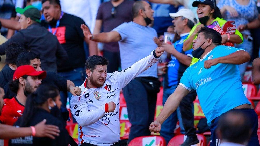 Documental de HBO revela posibles muertes en gresca del Estadio Corregidora. Imagen difundida por Récord.